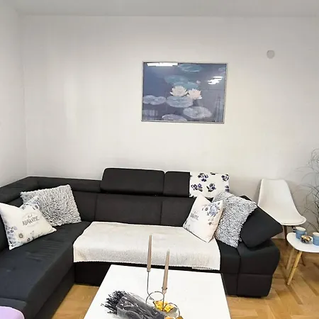 Lägenhet Center 2-bedroom With Private Garage, Bijeljina