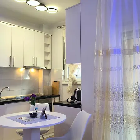 Lägenhet Center 2-bedroom With Private Garage,