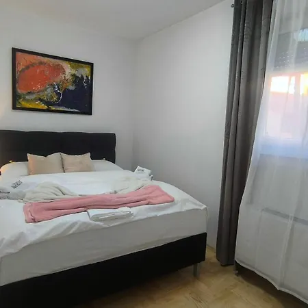 Lägenhet Center 2-bedroom With Private Garage, *
