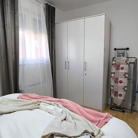 Center 2-bedroom With Private Garage,