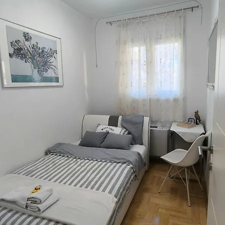 Lägenhet Center 2-bedroom With Private Garage,
