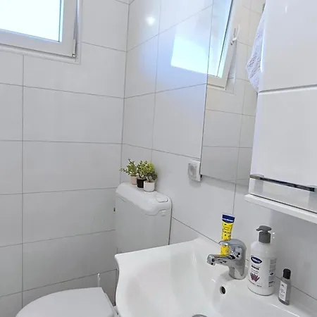 Center 2-bedroom With Private Garage, *