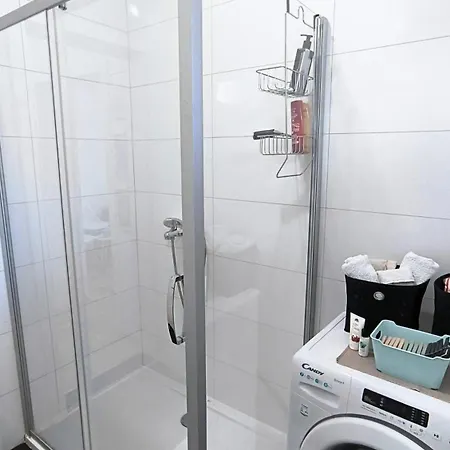 Center 2-bedroom With Private Garage,