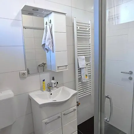 Center 2-bedroom With Private Garage,