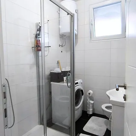 Center 2-bedroom With Private Garage, Lägenhet Bijeljina