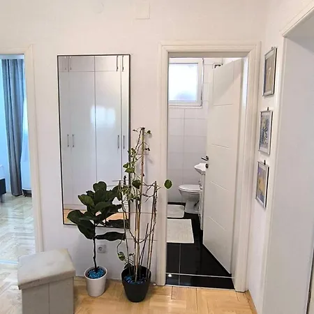 Center 2-bedroom With Private Garage, *