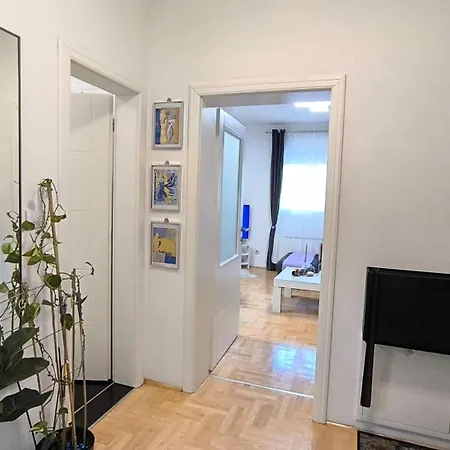 Center 2-bedroom With Private Garage, Lägenhet *
