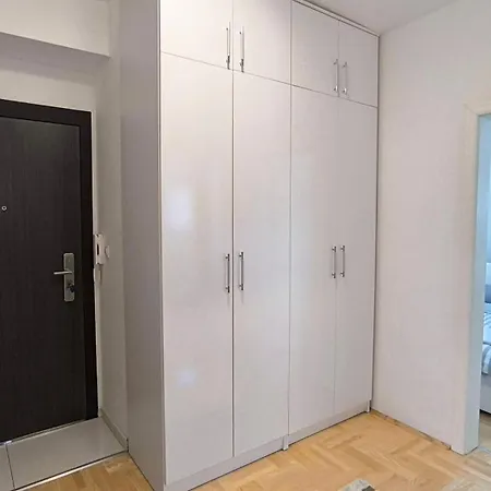 Center 2-bedroom With Private Garage, Lägenhet