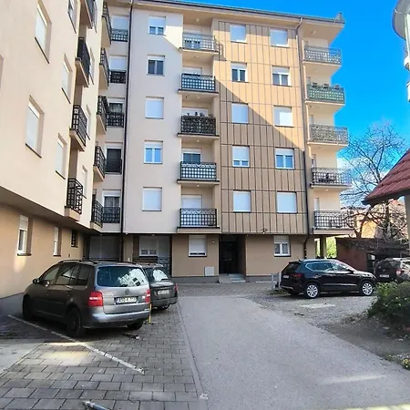Lägenhet Center 2-bedroom With Private Garage, *